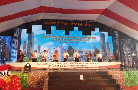 ông Dũng "Lò vôi" cùng lãnh đạo tỉnh Bình Phước động thổ xây dựng trung tâm thương mại đầu tiên tại tỉnh Bình Phước.
