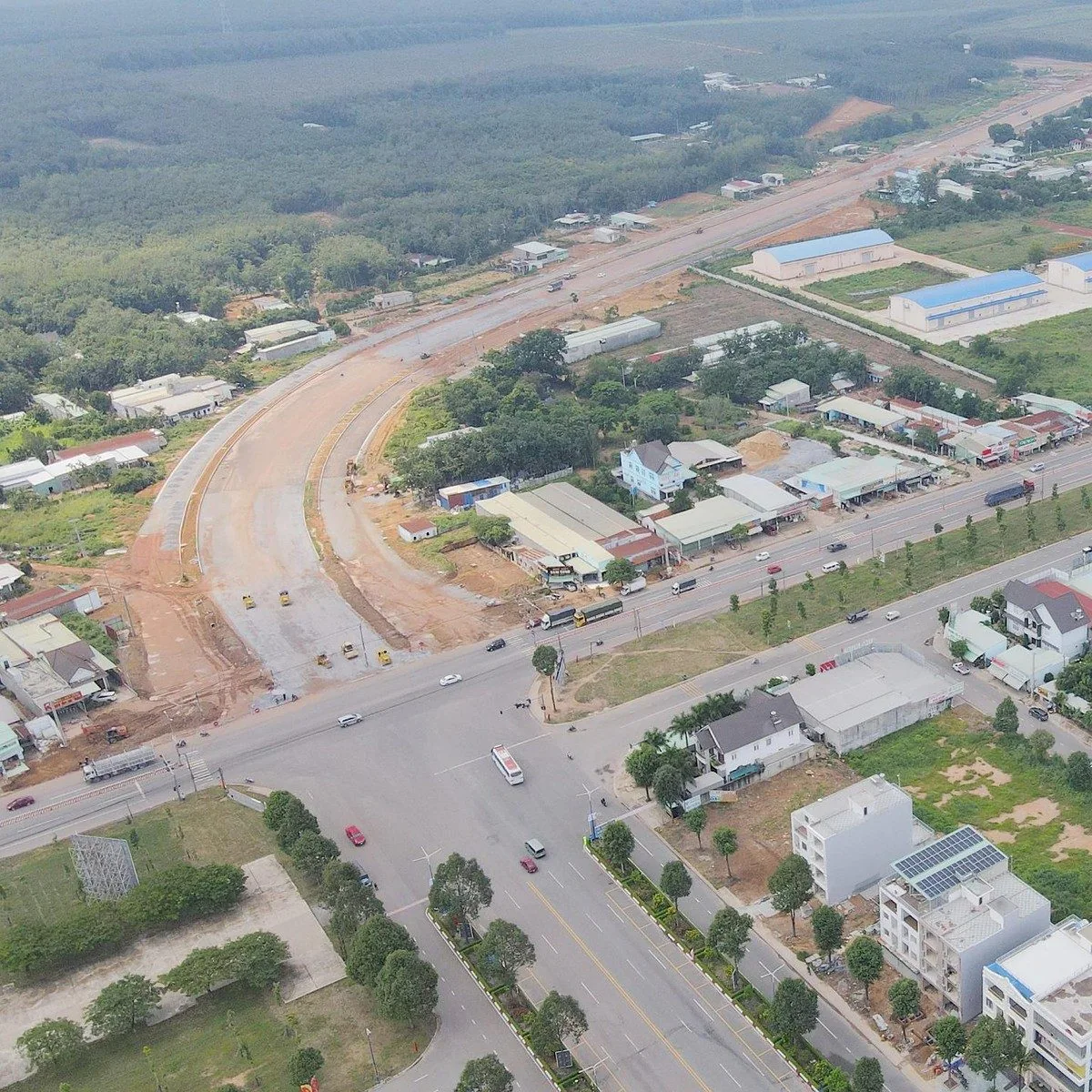 Đồng chí Nguyễn Hoàng Thao - PBT Thường trực Tỉnh ủy và các đồng chí lãnh đạo tỉnh Bình Dương và  huyện Bàu Bàng đang cắt băng khánh thành Trung tâm Y tế